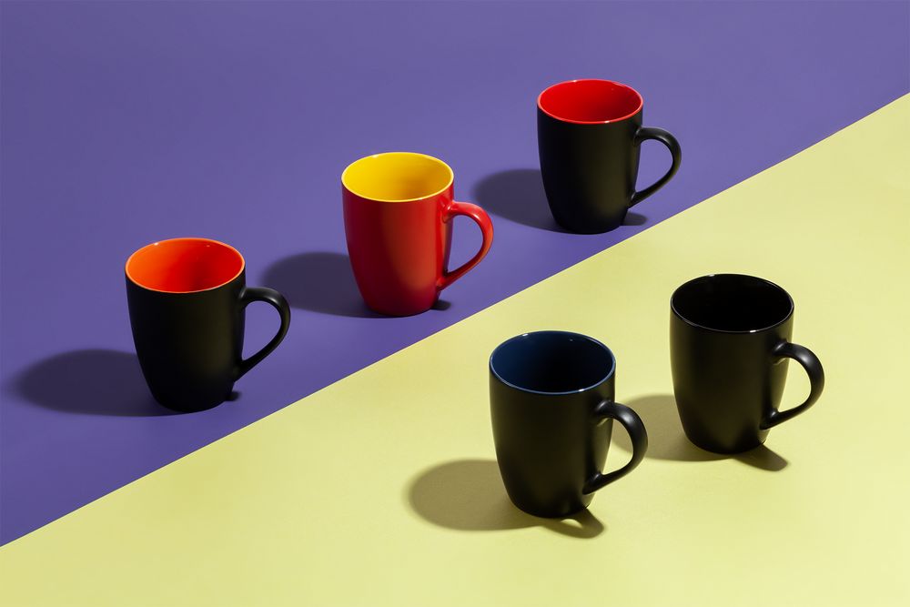 Кружка Bright Tulip, матовая, черная с красным — изображение 4