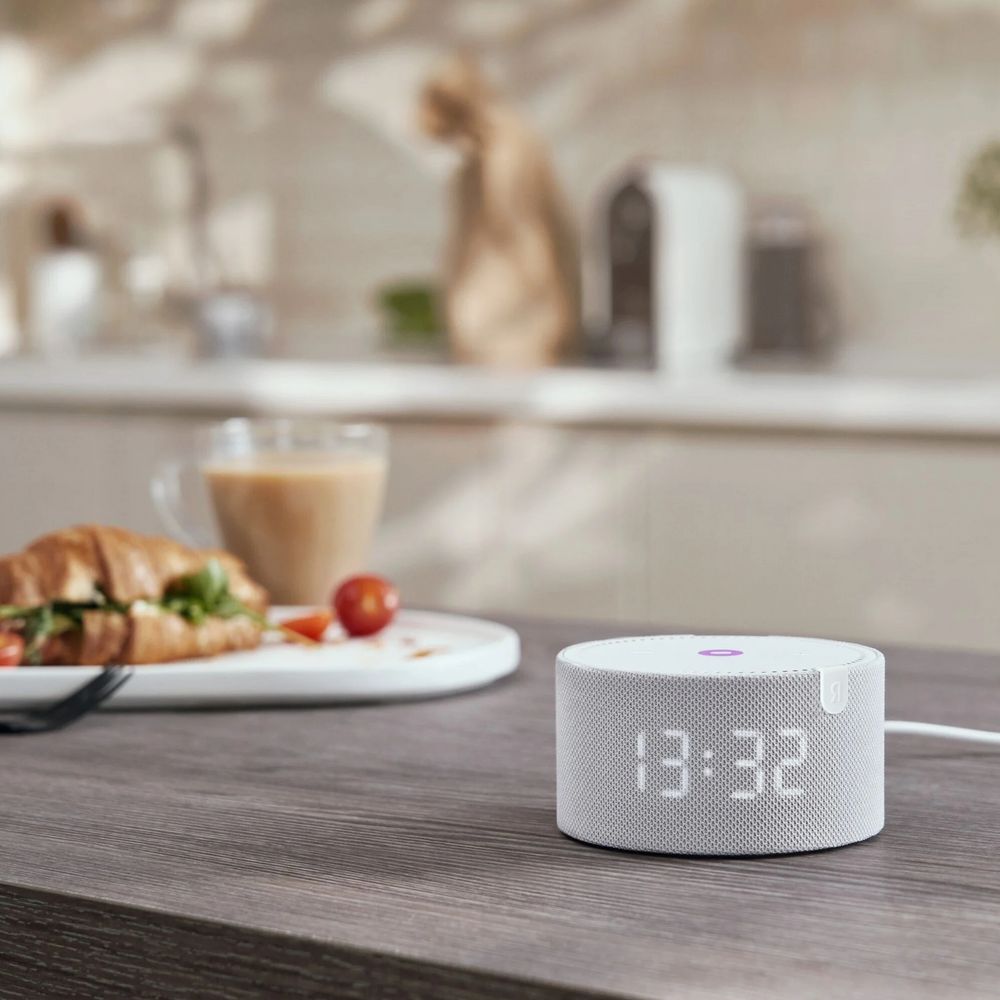 Умная колонка «Новая Яндекс Станция Мини» с часами, серая — изображение 4