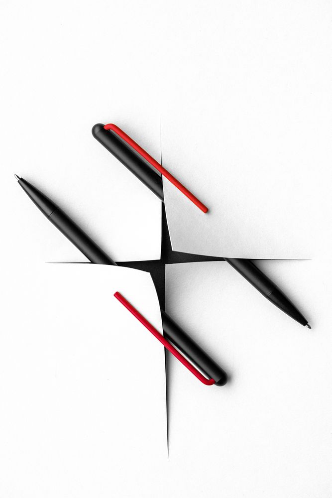 Шариковая ручка GrafeeX в чехле, черная с красным — изображение 4