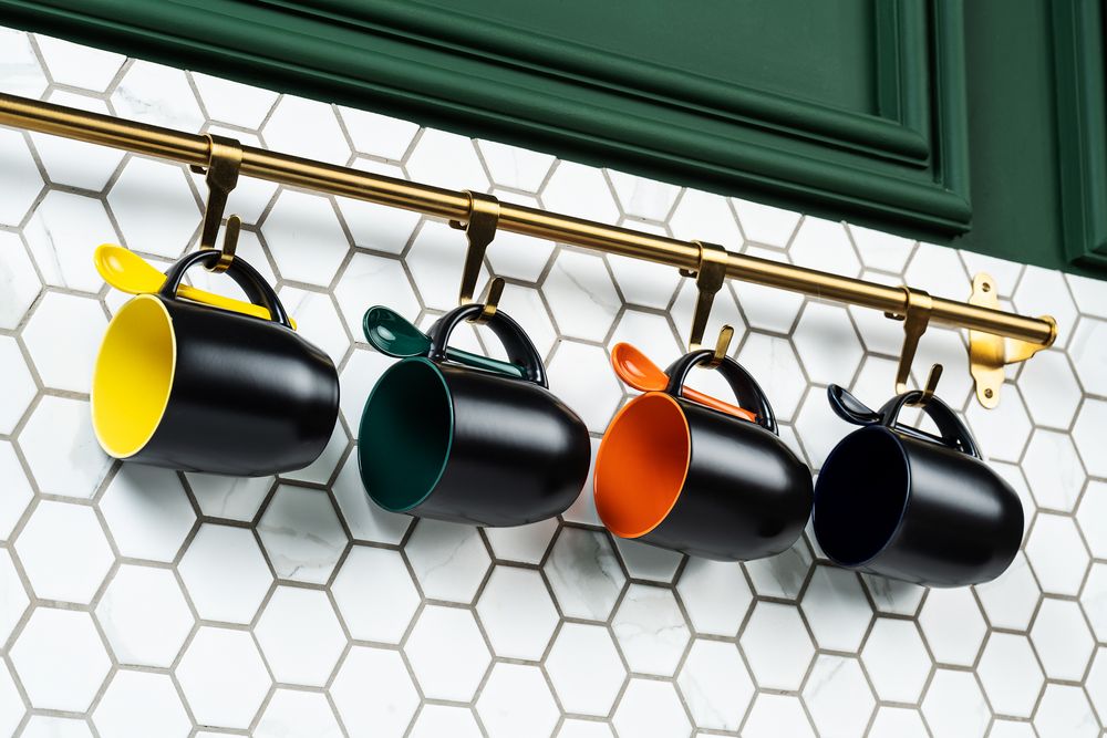 Кружка-хамелеон Melty с ложкой, черная с оранжевым — изображение 7