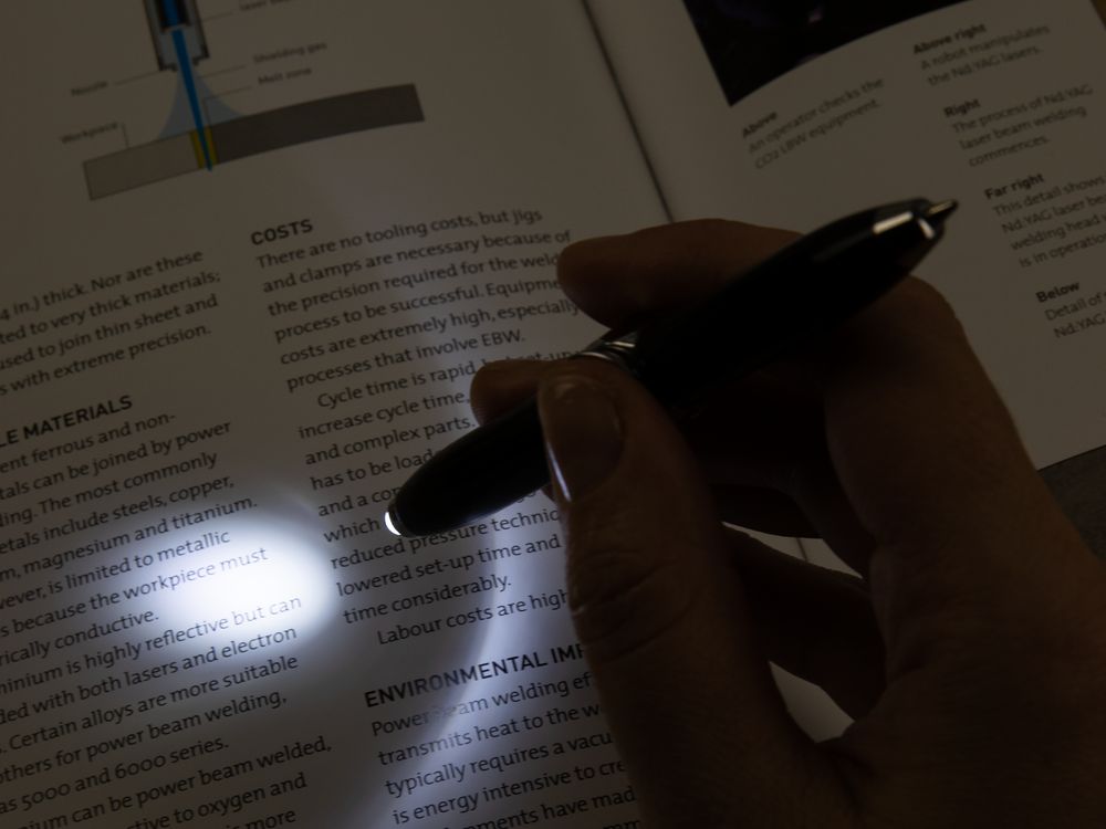 Ручка-спиннер Flipen с фонариком, черная — изображение 7