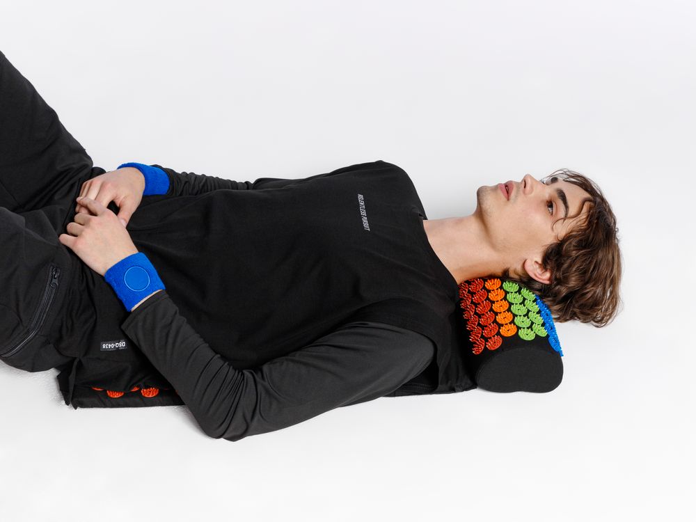 Массажный акупунктурный коврик с валиком Iglu, разноцветный — изображение 9