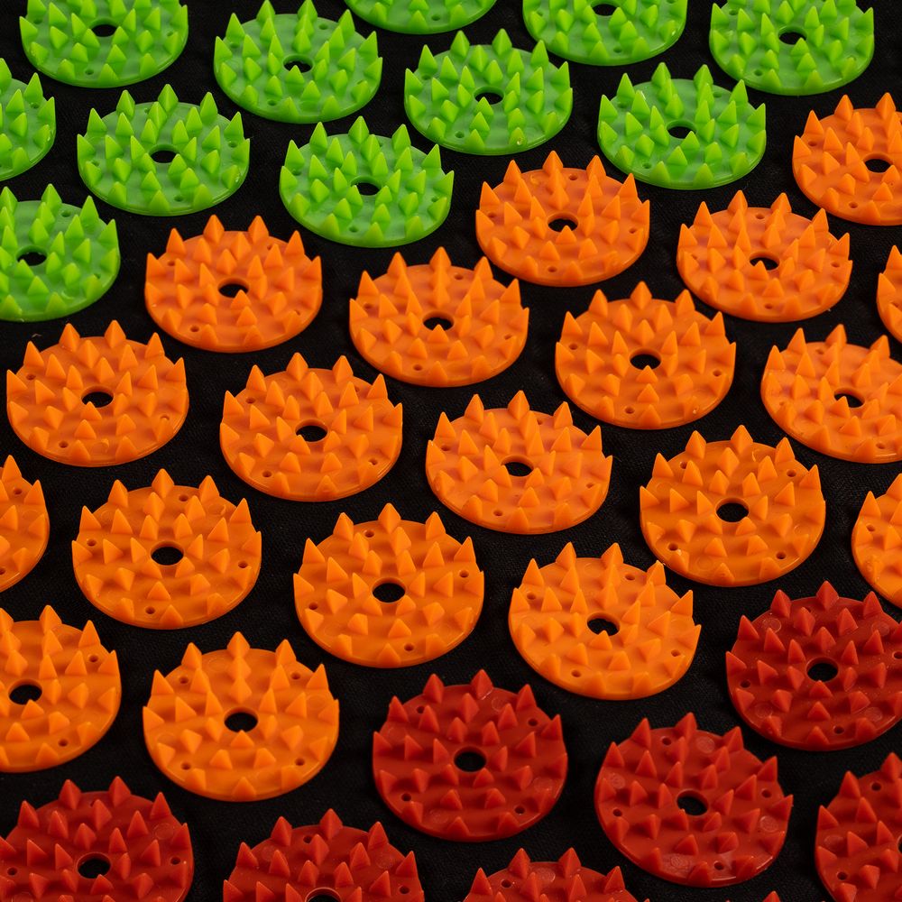 Массажный акупунктурный коврик с валиком Iglu, разноцветный — изображение 7